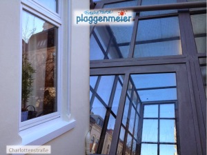 Nahansicht einer Fensterpartie und der Metallkonstruktion des Wintergartens