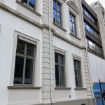 Denkmalgeschützte Fassaden müssen behutsam saniert werden. Maler aus Bremen am Görtz-Palais in Hamburg.